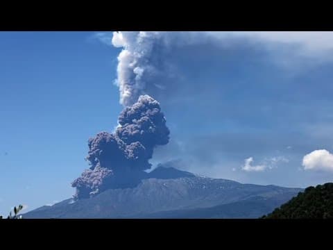 El Monte Etna entra en erupción en Sicilia: Se observan fuente de lava y columnas de ceniza