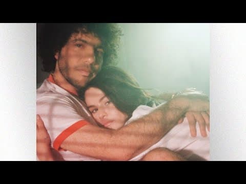 Песня 'Bluest Flame' Селены Гомес и Бенни Бланко успешно дебютировала в чартах; Успех альбома 'I Said I Love You First'